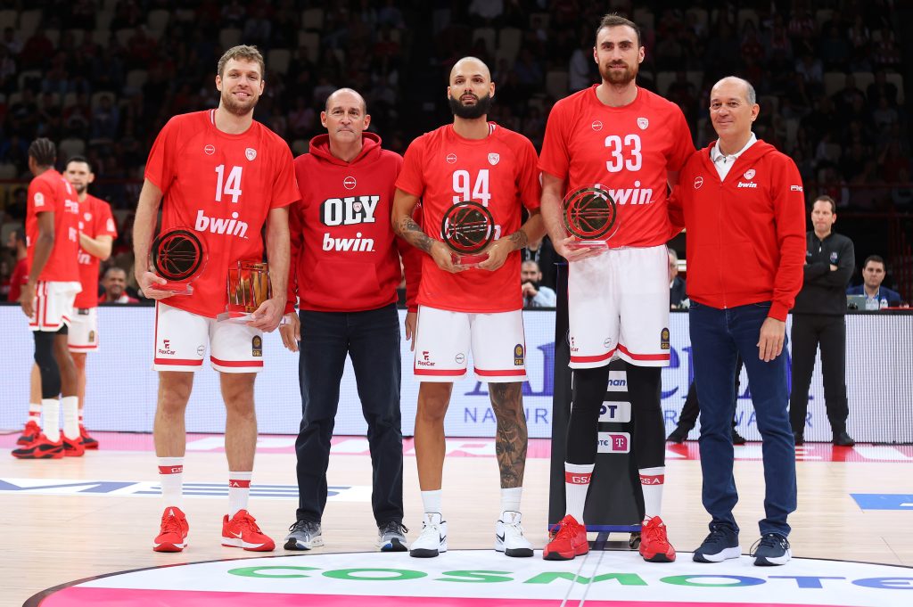ΚΑΕ Ολυμπιακός: Βραβεύτηκαν Βεζένκοφ, Φουρνιέ και Μιλουτίνοφ ως μέλη της καλύτερης πεντάδας της περσινής Basket League