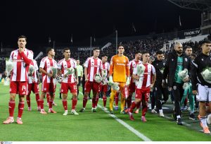 Οι παίκτες ΠΑΟΚ και Ολυμπιακού κατέθεσαν στεφάνια για τους αδικοχαμένους φιλάθλους του «Δικέφαλου του Βορρά»