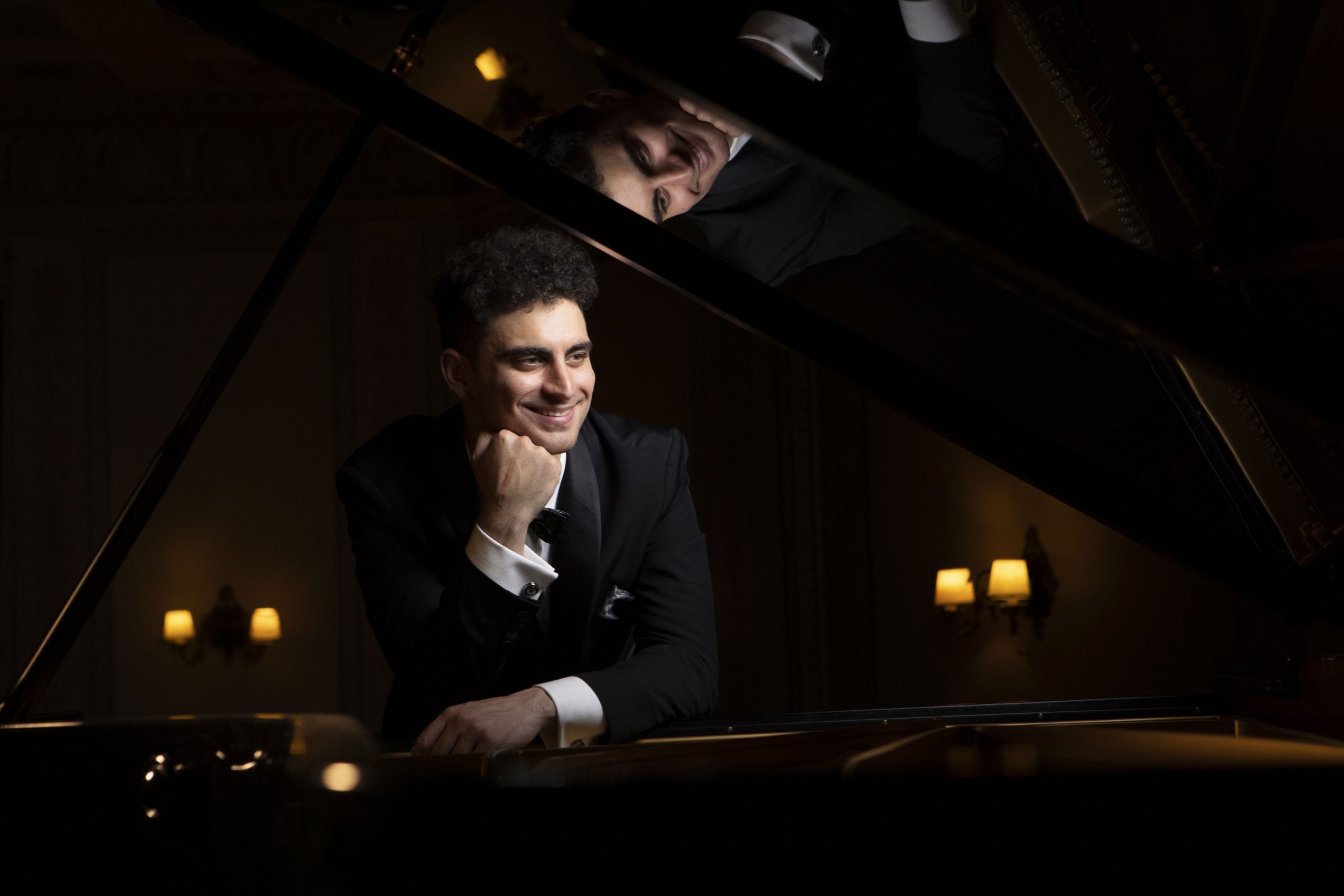 &Omicron; Έ&lambda;&lambda;&eta;&nu;&alpha;&sigmaf; &pi;&iota;&alpha;&nu;ί&sigma;&tau;&alpha;&sigmaf; &pi;&omicron;&upsilon; &delta;&iota;&alpha;&pi;&rho;έ&pi;&epsilon;&iota; &sigma;&tau;&eta; &Beta;&omicron;&sigma;&tau;ώ&nu;&eta; &mu;&iota;&lambda;ά &sigma;&tau;&alpha; &laquo;&Nu;&Epsilon;&Alpha;&raquo; - &Eta; &Alpha;&mu;&epsilon;&rho;&iota;&kappa;ή &mu;&epsilon; &delta;ί&delta;&alpha;&xi;&epsilon; &pi;&epsilon;&iota;&theta;&alpha;&rho;&chi;ί&alpha;, &eta; &Epsilon;&lambda;&lambda;ά&delta;&alpha; &delta;&eta;&mu;&iota;&omicron;&upsilon;&rho;&gamma;ί&alpha;