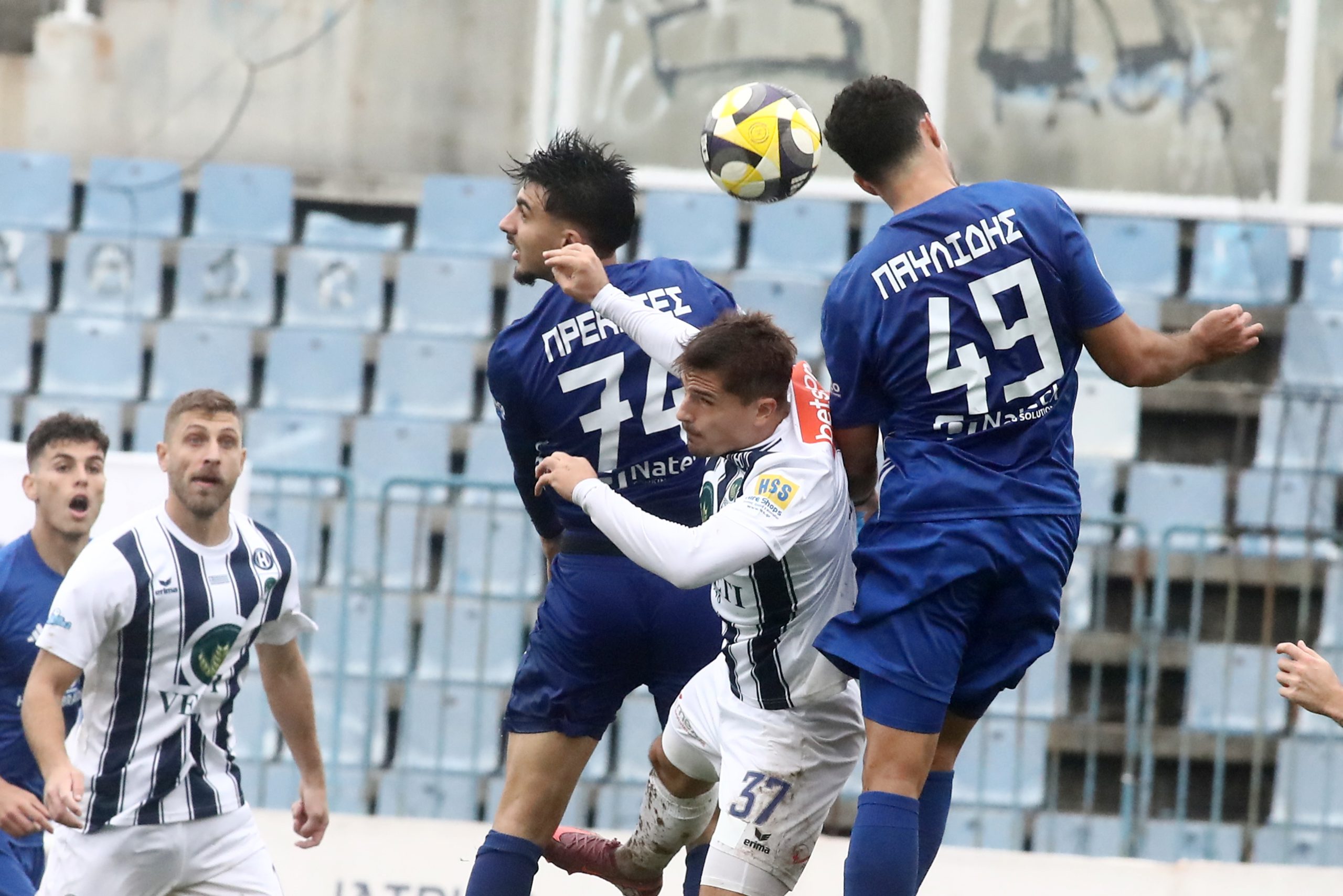 Super League 2: Ο Εραμούσπε σταμάτησε το ματς για να πετάξει κινητό που βρέθηκε μέσα στο γήπεδο!