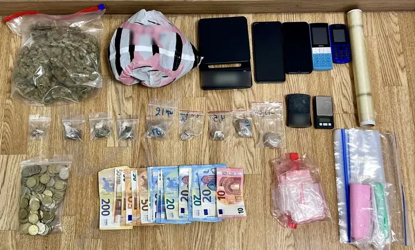 Εξαρθρώθηκε σπείρα διακίνησης ναρκωτικών με «εγκέφαλο» 61χρονη: Τέσσερις συλλήψεις – Τι κατασχέθηκε