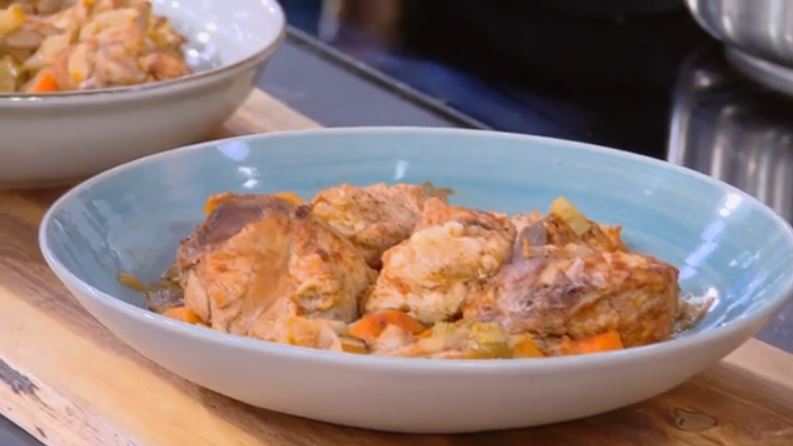 Ο Δημήτρης Σκαρμούτσος ετοιμάζει κοτόπουλο με λάχανο, πράσο και τομάτα