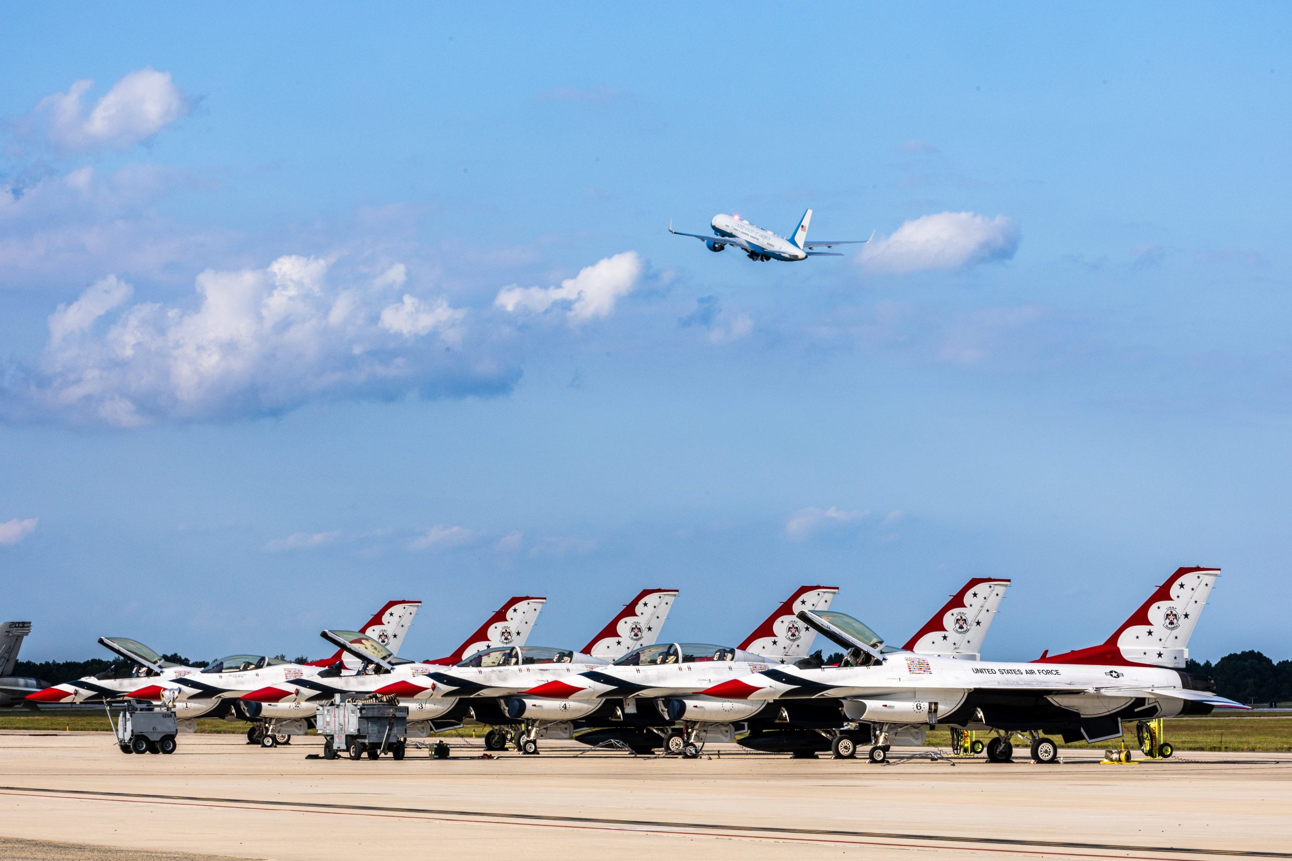 Συναγερμός στην έδρα του Air Force One: Ύποπτο πακέτο με λευκή σκόνη προκάλεσε προβλήματα υγείας