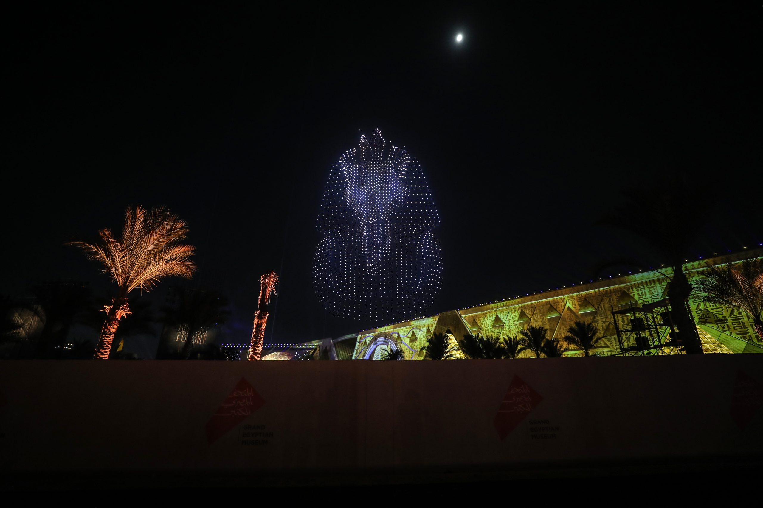 Εντυπωσιακό σόου με 5.000 drones στον ουρανό του Καΐρου για τα εγκαίνια του Μεγάλου Αιγυπτιακού Μουσείου (video)