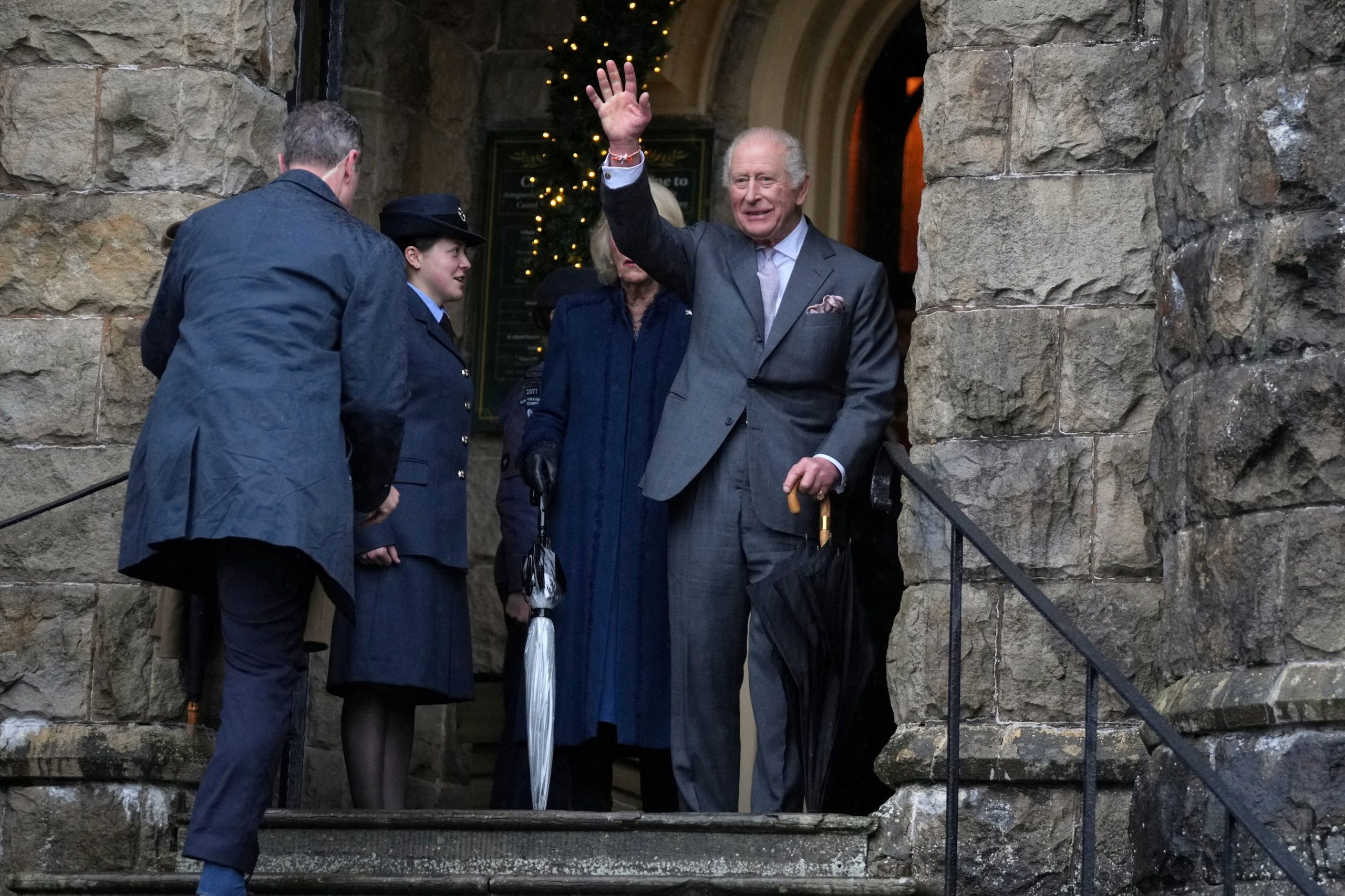 Βασιλιάς Κάρολος: Στα 77 του κόβει επική τούρτα και πιάνει… τιμόνι τρένου