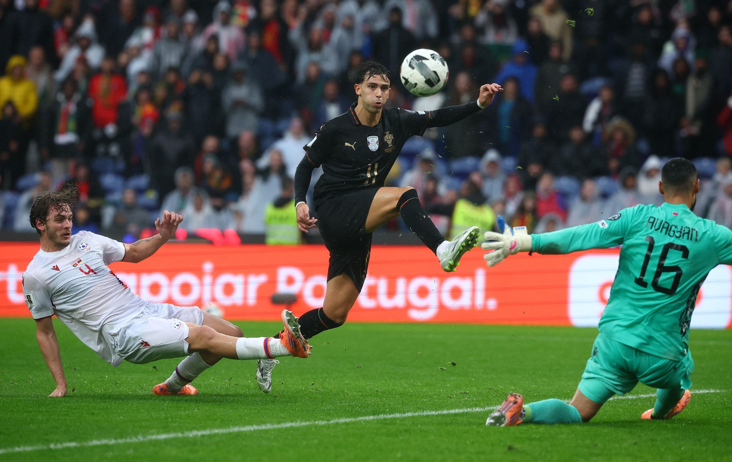 &Pi;&rho;&omicron;&kappa;&rho;&iota;&mu;&alpha;&tau;&iota;&kappa;ά &Mu;&omicron;&upsilon;&nu;&tau;&iota;ά&lambda;: &Eta; &Pi;&omicron;&rho;&tau;&omicron;&gamma;&alpha;&lambda;ί&alpha; &laquo;έ&rho;&iota;&xi;&epsilon;&raquo; &epsilon;&nu;&nu;&iota;ά&rho;&alpha; &mu;&epsilon; &tau;&omicron;&nu; &Rho;&omicron;&nu;ά&lambda;&nu;&tau;&omicron; &tau;&iota;&mu;&omega;&rho;&eta;&mu;έ&nu;&omicron;, &omicron; &Pi;ά&rho;&omicron;&tau; &laquo;έ&sigma;&tau;&epsilon;&iota;&lambda;&epsilon;&raquo; &sigma;&tau;&alpha; &mu;&pi;&alpha;&rho;ά&zeta; &tau;&omicron;&upsilon;&sigmaf; &Iota;&rho;&lambda;&alpha;&nu;&delta;&omicron;ύ&sigmaf;