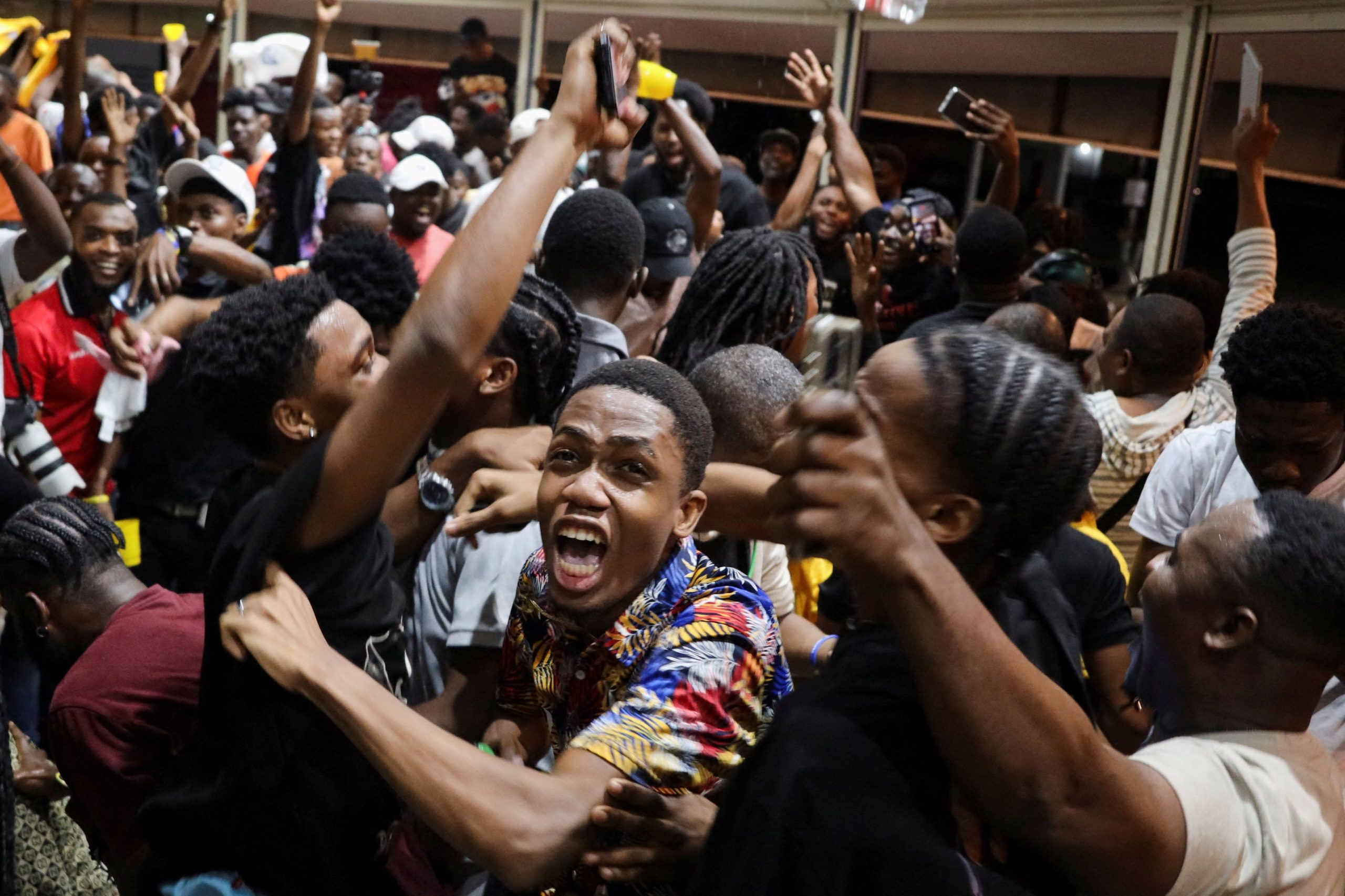 &Eta; &Alpha;ϊ&tau;ή &xi;&epsilon;&sigma;&pi;ά &sigma;&epsilon; &pi;&alpha;&nu;&eta;&gamma;&upsilon;&rho;&iota;&sigma;&mu;&omicron;ύ&sigmaf;: &Eta; &pi;&rho;ό&kappa;&rho;&iota;&sigma;&eta; &sigma;&tau;&omicron; &Mu;&omicron;&upsilon;&nu;&tau;&iota;ά&lambda; &epsilon;&nu;ώ&nu;&epsilon;&iota; &mu;&iota;&alpha; &chi;ώ&rho;&alpha; &beta;&upsilon;&theta;&iota;&sigma;&mu;έ&nu;&eta; &sigma;&tau;&eta; &beta;ί&alpha;