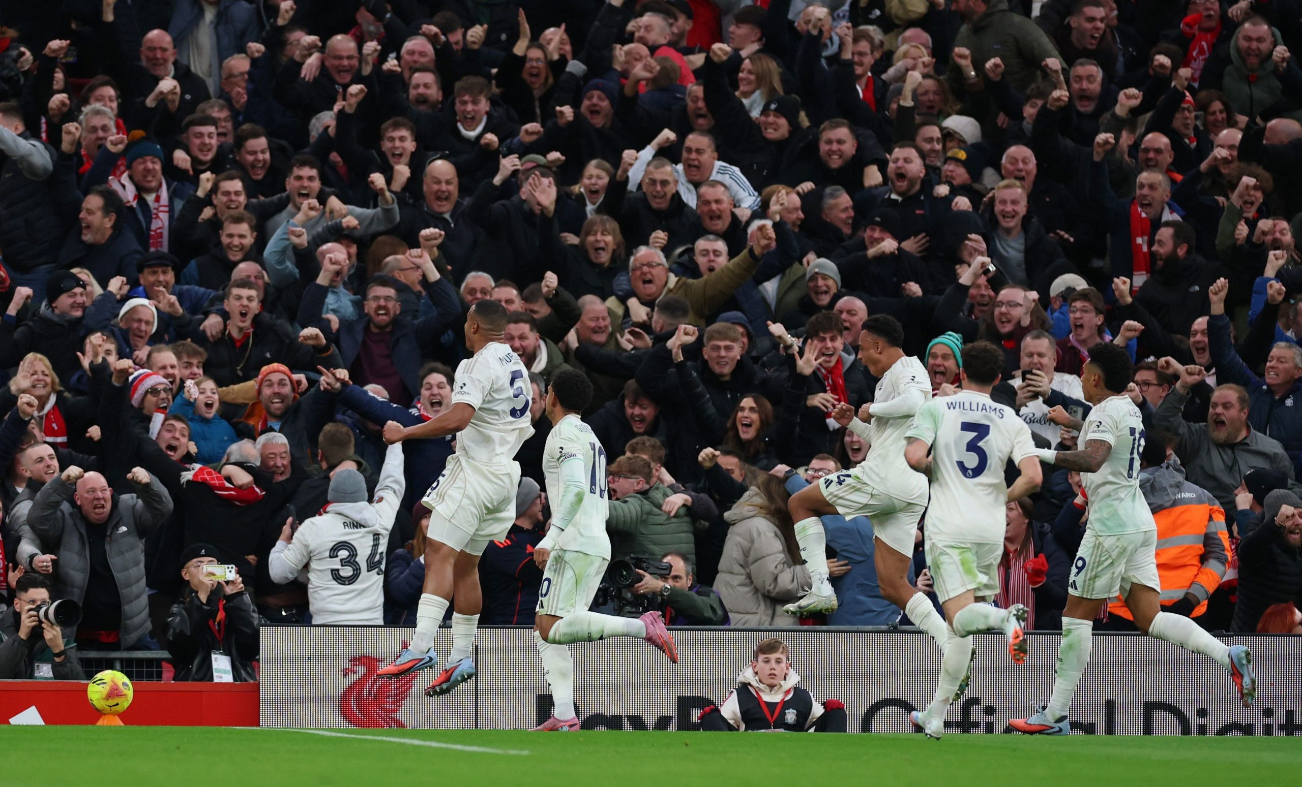 &Lambda;ί&beta;&epsilon;&rho;&pi;&omicron;&upsilon;&lambda; - &Nu;ό&tau;&iota;&gamma;&chi;&alpha;&mu; &Phi;ό&rho;&epsilon;&sigma;&tau; 0-3: &Theta;&rho;ί&alpha;&mu;&beta;&omicron;&sigmaf; &tau;&eta;&sigmaf; &Nu;ό&tau;&iota;&gamma;&chi;&alpha;&mu; &sigma;&tau;&omicron; Ά&nu;&phi;&iota;&lambda;&nu;&tau;, &delta;&iota;έ&sigma;&upsilon;&rho;&epsilon; &tau;&eta;&nu; &pi;&rho;&omega;&tau;&alpha;&theta;&lambda;ή&tau;&rho;&iota;&alpha; &mu;έ&sigma;&alpha; &sigma;&tau;&omicron; &laquo;&sigma;&pi;ί&tau;&iota;&raquo; &tau;&eta;&sigmaf;!