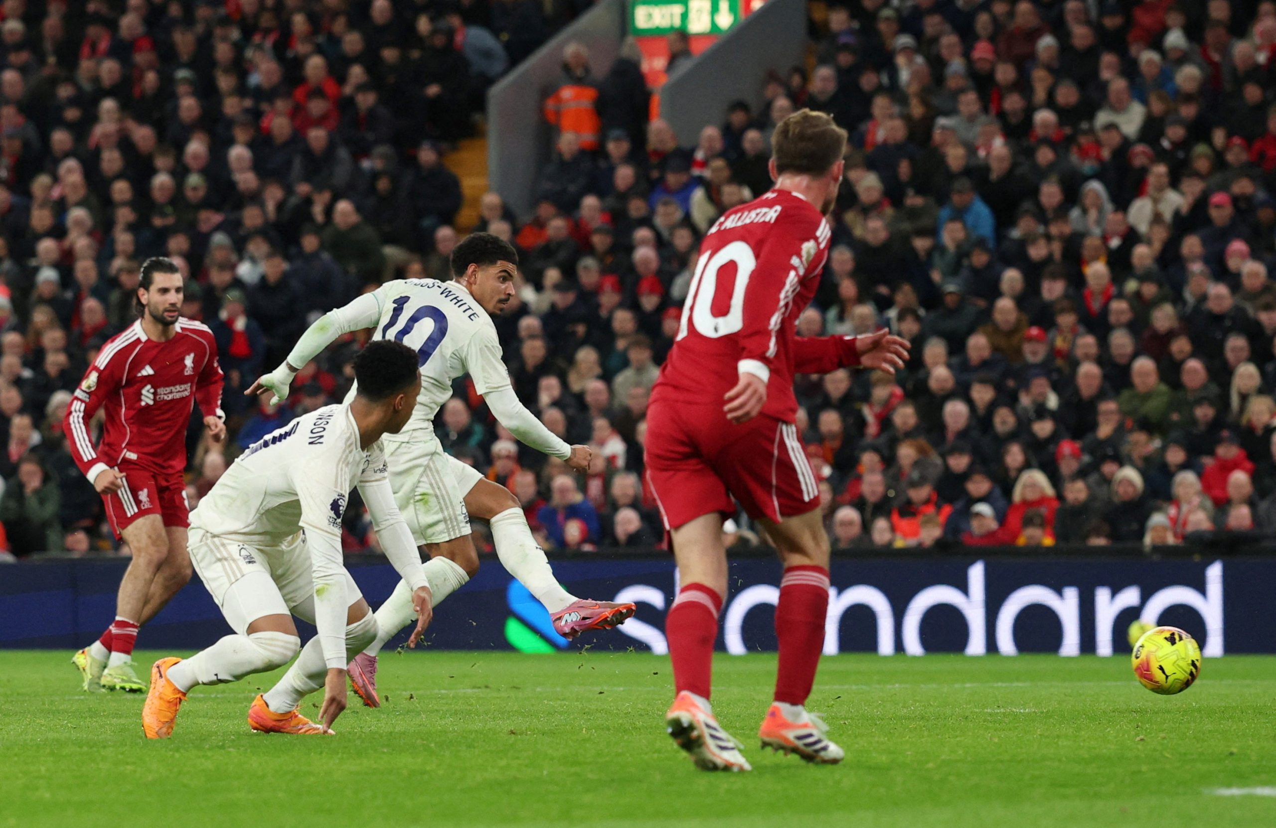 Απόλυτη κυριαρχία της Νότιγχαμ Φόρεστ στο Άνφιλντ – Γέιτς και Γκιμπς Γουάιτ μιλούν για την ιστορική νίκη επί της Λίβερπουλ