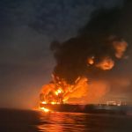 Βλήμα χτύπησε πλοίο στα Στενά του Ορμούζ – Το πλήρωμα εγκατέλειψε το σκάφος