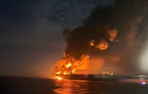 Βλήμα χτύπησε πλοίο στα Στενά του Ορμούζ – Το πλήρωμα εγκατέλειψε το σκάφος