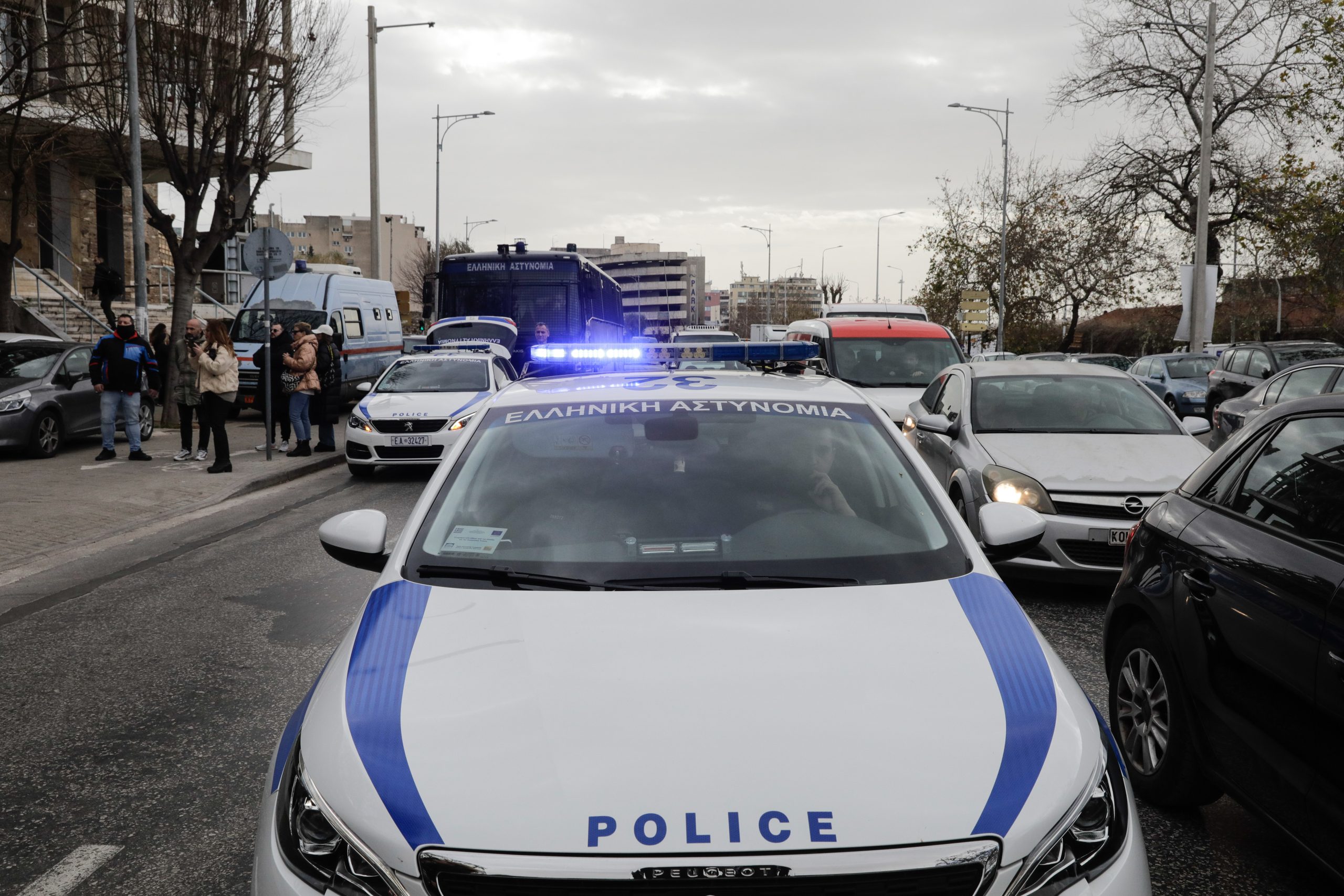 Έ&gamma;&kappa;&lambda;&eta;&mu;&alpha; &sigma;&tau;&eta; &Sigma;&alpha;&lambda;&alpha;&mu;ί&nu;&alpha;: &Alpha;&pi;ό &chi;&tau;ύ&pi;&eta;&mu;&alpha; &sigma;&tau;&omicron; &kappa;&epsilon;&phi;ά&lambda;&iota; έ&pi;&epsilon;&sigma;&epsilon; &nu;&epsilon;&kappa;&rho;ή &eta; 75&chi;&rho;&omicron;&nu;&eta; - &Tau;&omicron; &beta;ί&nu;&tau;&epsilon;&omicron; &pi;&omicron;&upsilon; &laquo;&kappa;&alpha;ί&epsilon;&iota;&raquo; &tau;&omicron;&upsilon;&sigmaf; &delta;&rho;ά&sigma;&tau;&epsilon;&sigmaf;