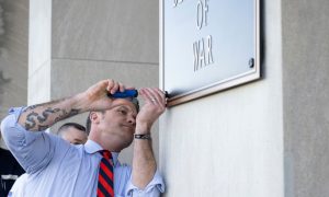 ΗΠΑ: Εγκαινιάστηκε το «Υπουργείο Πολέμου» – Ο ίδιος ο Χέγκσεθ βίδωσε την νέα επιγραφή