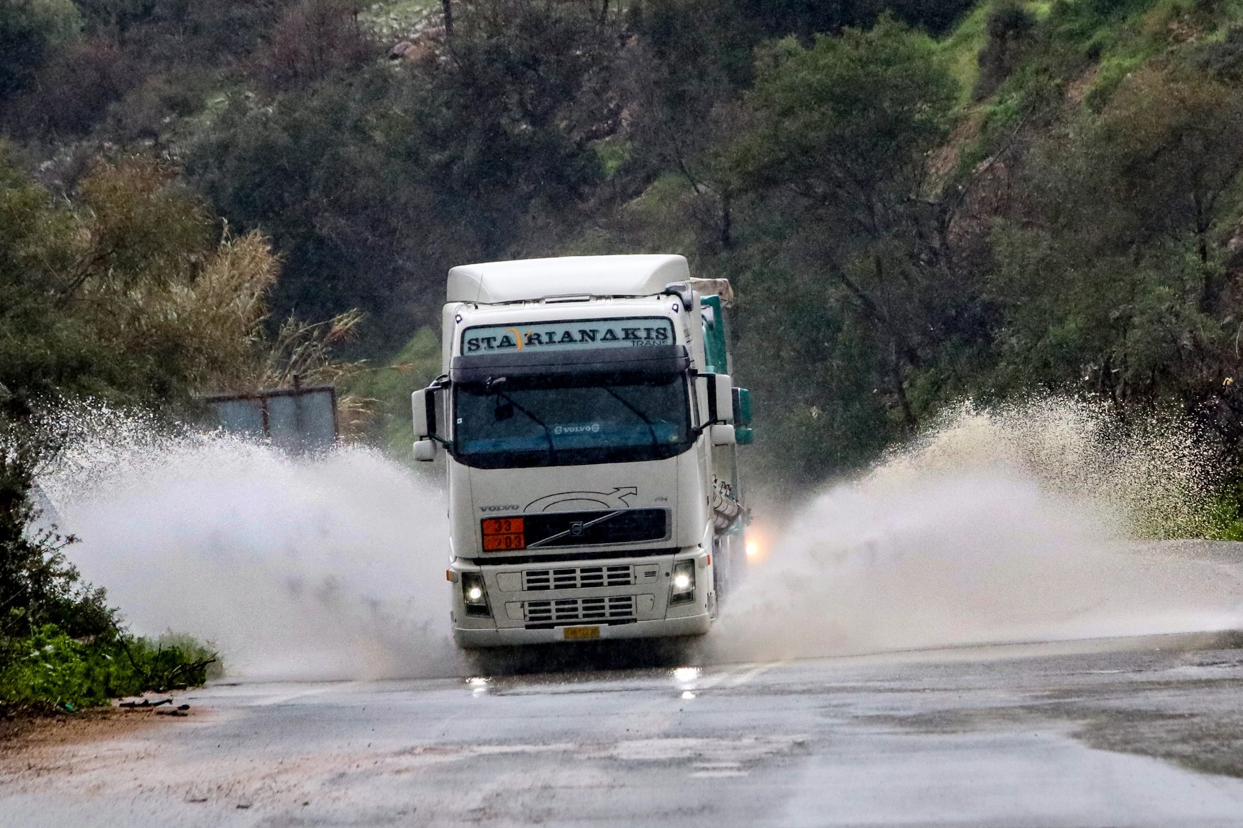Μεγάλα προβλήματα από την κακοκαιρία στην Κρήτη - Αδιάβατοι δρόμοι από τα νερά και το χαλάζι