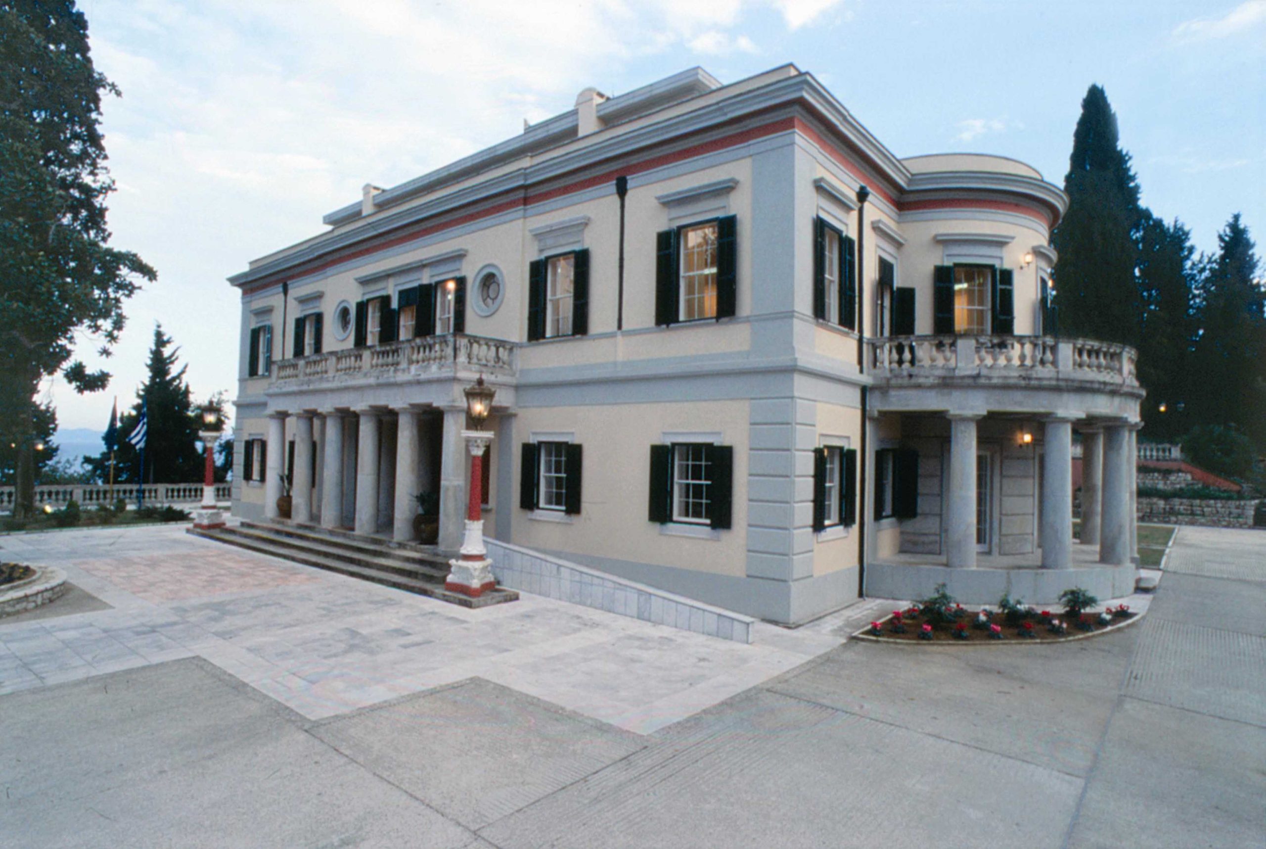 &Omicron;&iota; &laquo;&kappa;&rho;&upsilon;&phi;έ&sigmaf; &alpha;&upsilon;&lambda;έ&sigmaf;&raquo; &tau;&omega;&nu; &beta;&alpha;&sigma;&iota;&lambda;&iota;ά&delta;&omega;&nu;: &Tau;&alpha; &epsilon;&lambda;&lambda;&eta;&nu;&iota;&kappa;ά &theta;έ&rho;&epsilon;&tau;&rho;&alpha; &pi;&omicron;&upsilon; &lambda;ά&tau;&rho;&epsilon;&psi;&alpha;&nu; &omicron;&iota; &gamma;&alpha;&lambda;&alpha;&zeta;&omicron;&alpha;ί&mu;&alpha;&tau;&omicron;&iota;