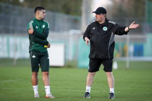 Δείχνει, αλλά δεν αποκαλύπτει