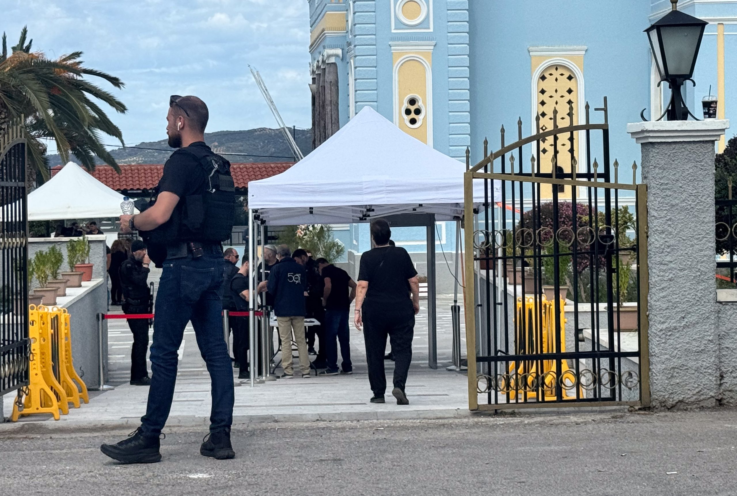 Βορίζια: Σε λίγη ώρα η κηδεία της 56χρονης - Από ανιχνευτή μετάλλων περνούν όσοι εισέρχονται στον ναό