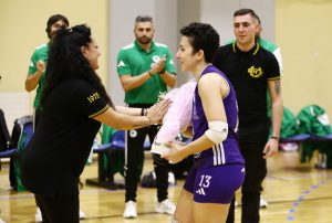 Σεβασμός πέρα από χρώματα: Η ΑΕΚ τίμησε τη μαχήτρια Πέννυ Ρόγκα