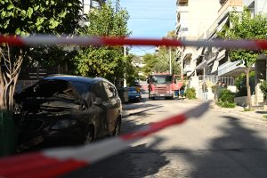 Αναστάτωση στη Νίκαια: Xειροβομβίδα σε σπίτι σωφρονιστικού υπαλλήλου, έκαψαν και το αυτοκίνητό του – Αποκλείστηκε η περιοχή