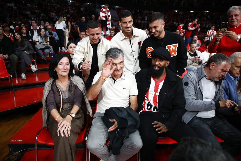 Ολυμπιακός: Η ποδοσφαιρική ομάδα δίπλα στο μπασκετικό τμήμα στο ΣΕΦ