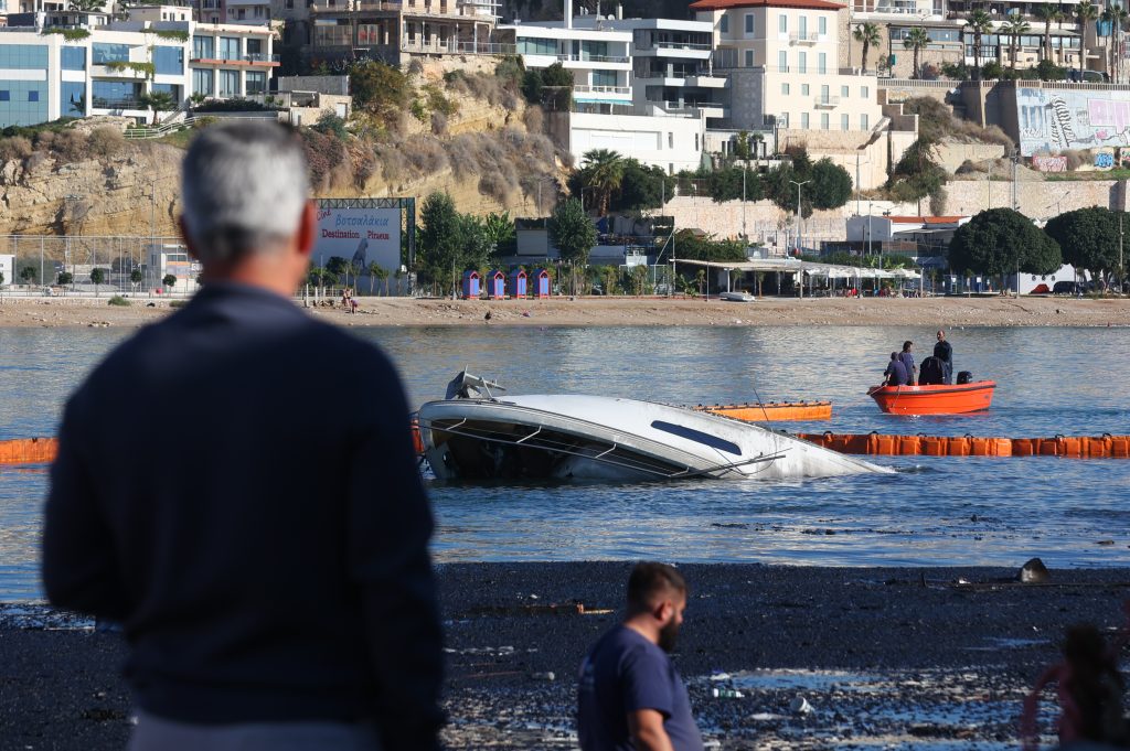 Πώς ξεκίνησε η φωτιά στη Μαρίνα Ζέας – Παραδόθηκαν στις φλόγες και βυθίστηκαν τέσσερα πολυτελή σκάφη