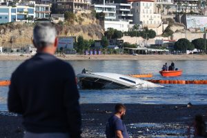 Πώς ξεκίνησε η φωτιά στη Μαρίνα Ζέας – Παραδόθηκαν στις φλόγες και βυθίστηκαν τέσσερα πολυτελή σκάφη