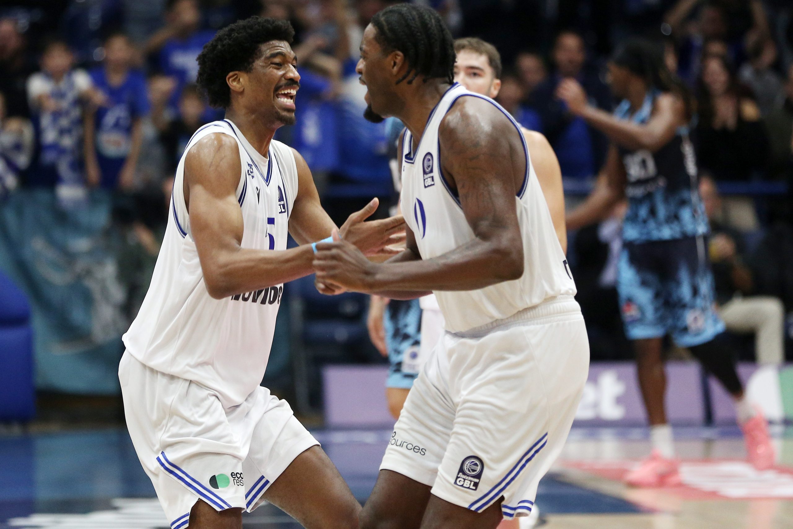 &Eta;&rho;&alpha;&kappa;&lambda;ή&sigmaf; - &Kappa;&omicron;&lambda;&omicron;&sigma;&sigma;ό&sigmaf; &Rho;ό&delta;&omicron;&upsilon; 86-71: &Omicron; &laquo;&Gamma;&eta;&rho;&alpha;&iota;ό&sigmaf;&raquo; &epsilon;&pi;έ&sigma;&tau;&rho;&epsilon;&psi;&epsilon; &sigma;&tau;&alpha; &theta;&epsilon;&tau;&iota;&kappa;ά &alpha;&pi;&omicron;&tau;&epsilon;&lambda;έ&sigma;&mu;&alpha;&tau;&alpha;