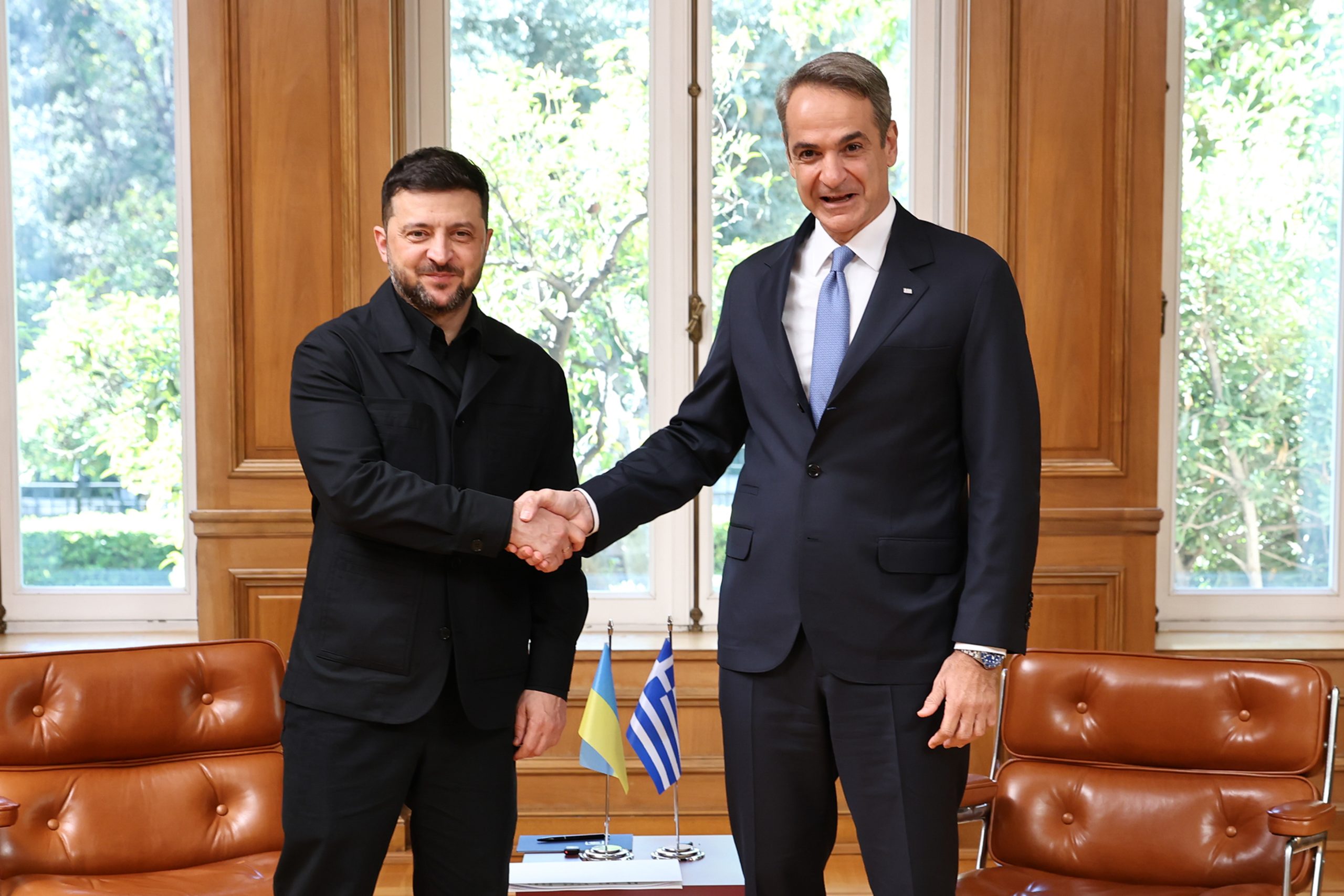 &Epsilon;&pi;ί&sigma;&kappa;&epsilon;&psi;&eta; &Zeta;&epsilon;&lambda;έ&nu;&sigma;&kappa;&iota;: &Delta;ύ&omicron; &sigma;&upsilon;&mu;&phi;&omega;&nu;ί&epsilon;&sigmaf; &gamma;&iota;&alpha; &sigma;&tau;ή&rho;&iota;&xi;&eta; &tau;&eta;&sigmaf; &Omicron;&upsilon;&kappa;&rho;&alpha;&nu;ί&alpha;&sigmaf;