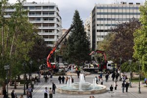 Αθήνα vs Θεσσαλονίκη: Ποιο χριστουγεννιάτικο δέντρο θα «κλέψει» τις εντυπώσεις – Πότε θα γίνει η φωταγώγηση