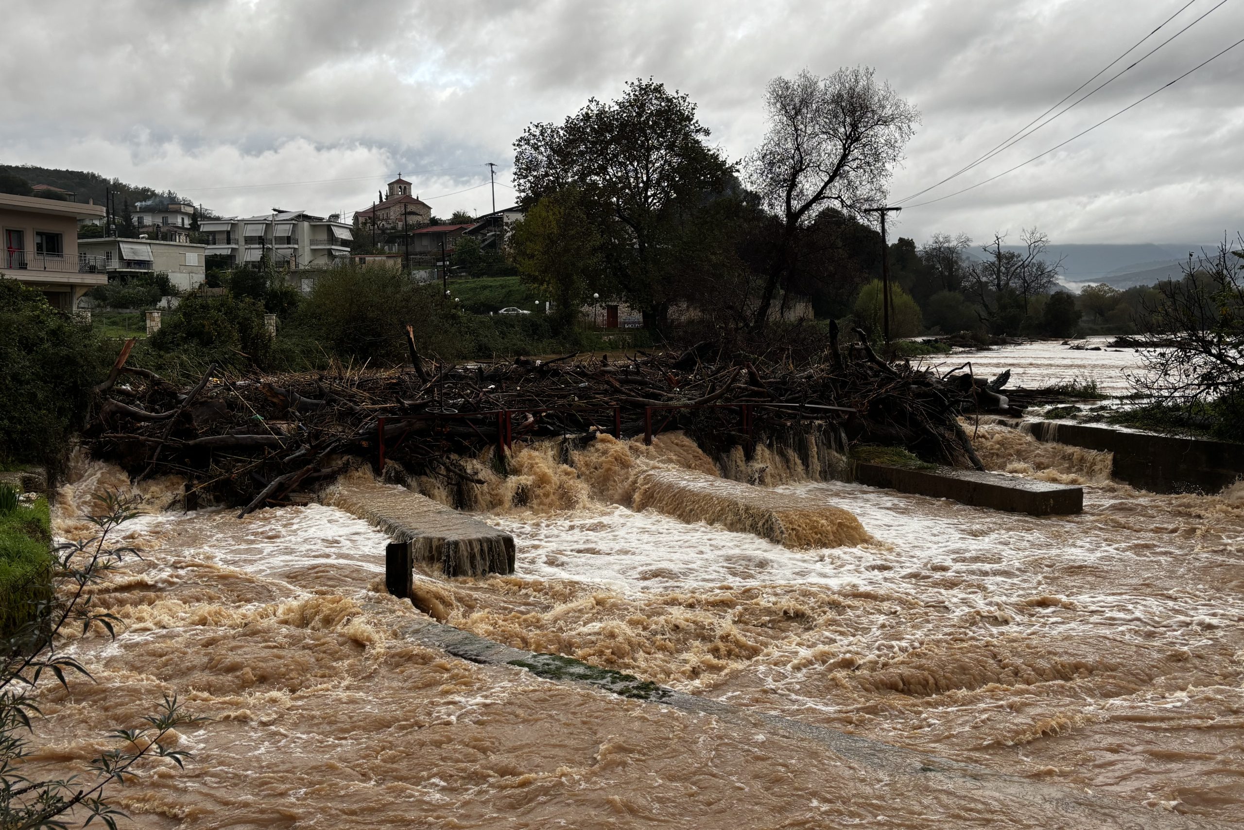 Σφοδρή κακοκαιρία στη δυτική Ελλάδα – Έκκληση βοήθειας για 20 εγκλωβισμένους, εικόνες που κόβουν την ανάσα