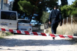 Σοκ στη Νέα Πέραμο: Το αλκοόλ, η βία και η φτώχεια που οδήγησαν στο φονικό – Οι μαρτυρίες για τα τρία αδέλφια