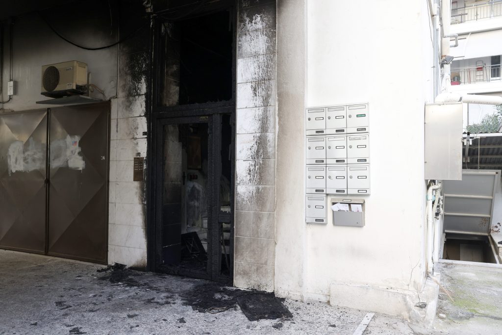 Θεσσαλονίκη: Εμπρηστική επίθεση με γκαζάκια σε πολυκατοικία στην Καλαμαριά