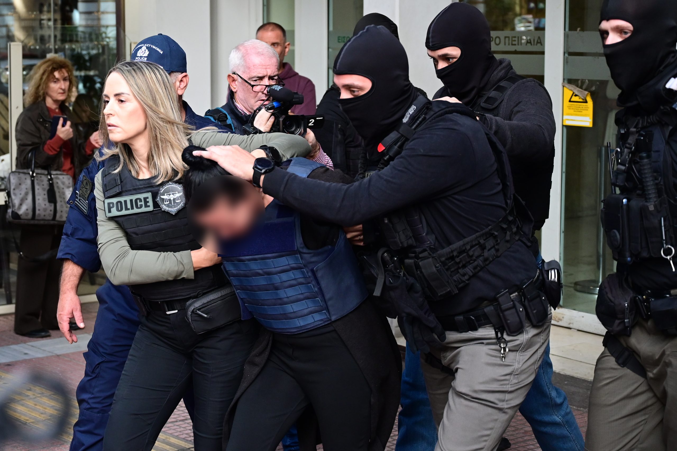 Έγκλημα στη Σαλαμίνα: Τα κενά στους ισχυρισμούς της 46χρονης και το μυστήριο με τα λεφτά