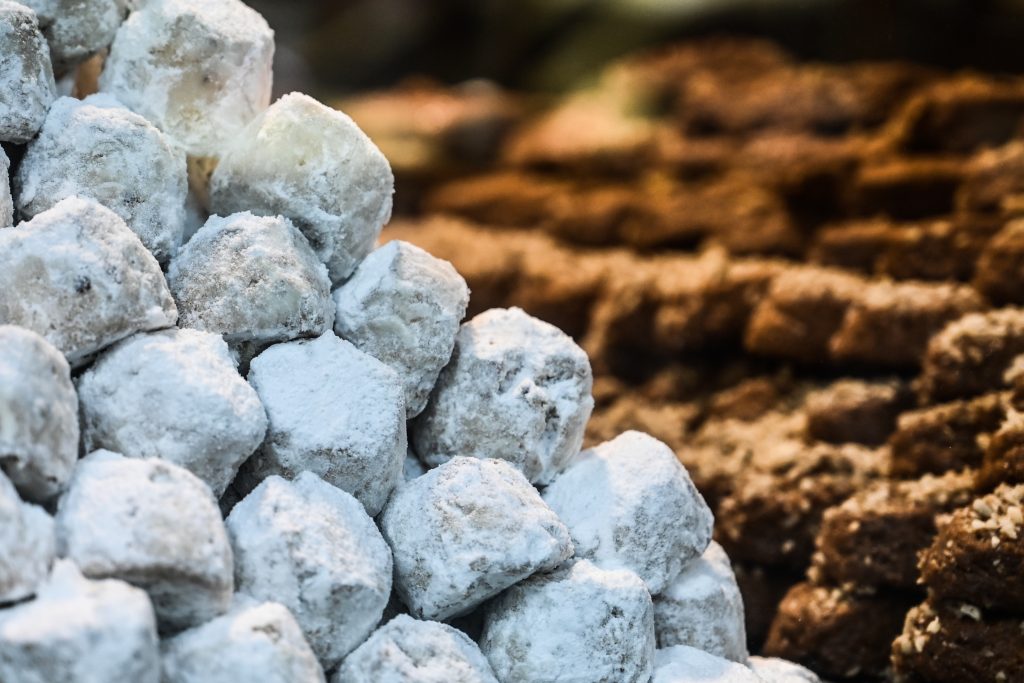 Γλυκά Χριστούγεννα… αλλά όχι για το πορτοφόλι: Οι τιμές για μελομακάρονα, κουραμπιέδες και βασιλόπιτα