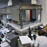 Αυξήσεις σε μισθούς και συντάξεις και 148.500 προσλήψεις στο Δημόσιο έως το 2029