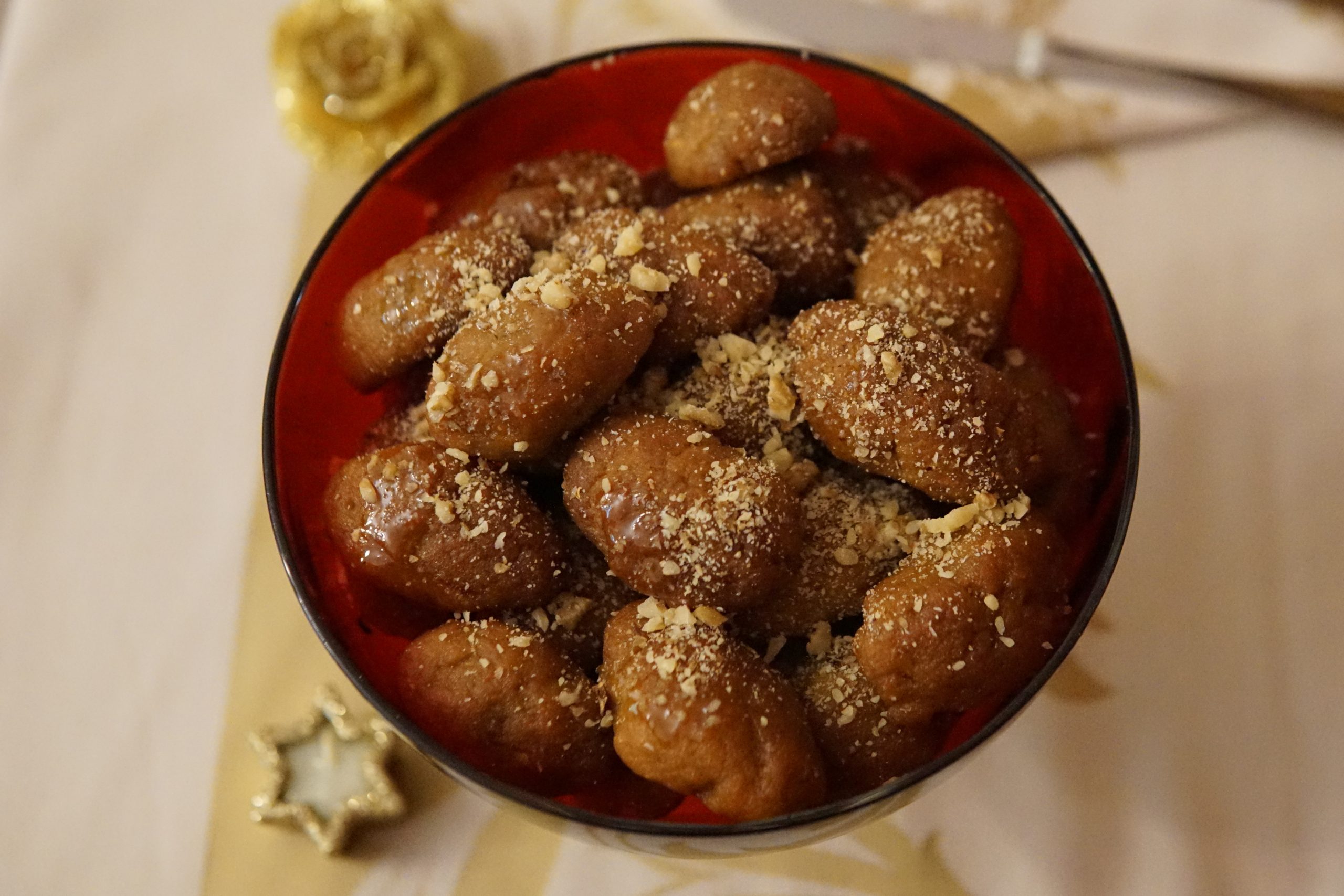 &Mu;&epsilon;&lambda;&omicron;&mu;&alpha;&kappa;ά&rho;&omicron;&nu;&alpha; &pi;&omicron;&upsilon; &lambda;&iota;ώ&nu;&omicron;&upsilon;&nu; &sigma;&tau;&omicron; &sigma;&tau;ό&mu;&alpha;: &Eta; &Alpha;&rho;&gamma;&upsilon;&rho;ώ &Mu;&pi;&alpha;&rho;&mu;&pi;&alpha;&rho;ί&gamma;&omicron;&upsilon; &alpha;&pi;&omicron;&kappa;&alpha;&lambda;ύ&pi;&tau;&epsilon;&iota; ό&lambda;&alpha; &tau;&alpha; &mu;&upsilon;&sigma;&tau;&iota;&kappa;ά