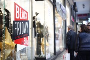 Black Friday 2025: Πότε «πέφτει» – Ποια Κυριακή θα είναι ανοιχτά τα μαγαζιά