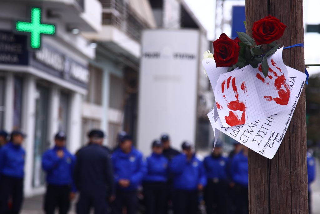 Υπόθεση Κ. Γρίβα: Ελεύθερη με περιοριστικoύς όρους η 23χρονη αξιωματικός υπηρεσίας του ΑΤ των Αγίων Αναργύρων