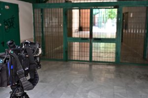 Σοκ στον Άλιμο: Κουκουλοφόροι εισέβαλαν σε σχολείο και ξυλοκόπησαν 15χρονο μαθητή