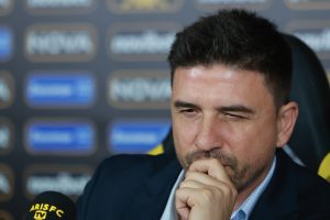 Ξανά στο προσκήνιο, με την ατζέντα τού… επ’ ώμου!