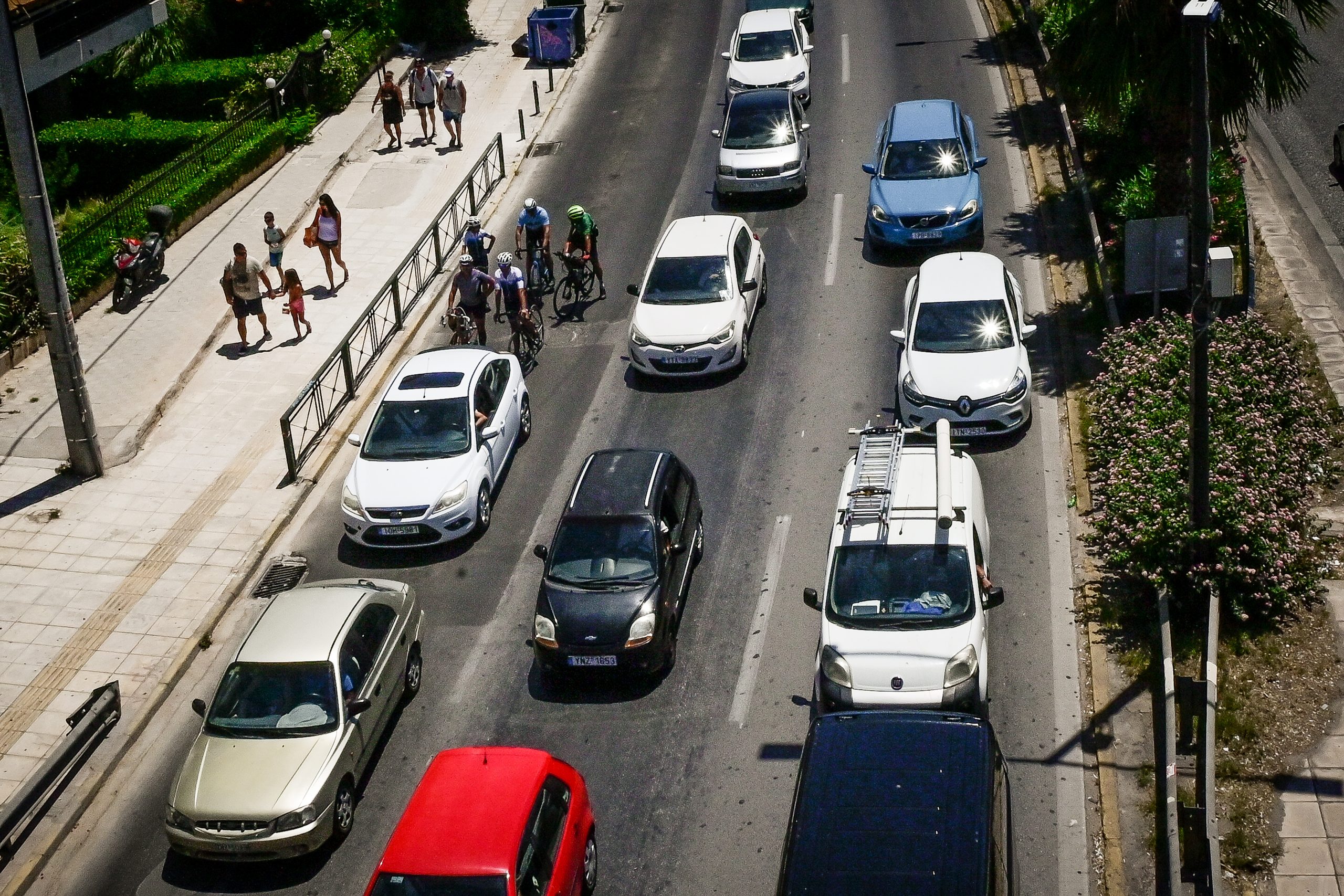Χάος στην Ποσειδώνος: Καραμπόλα τεσσάρων οχημάτων - Μποτιλιάρισμα μέχρι τον Κηφισό