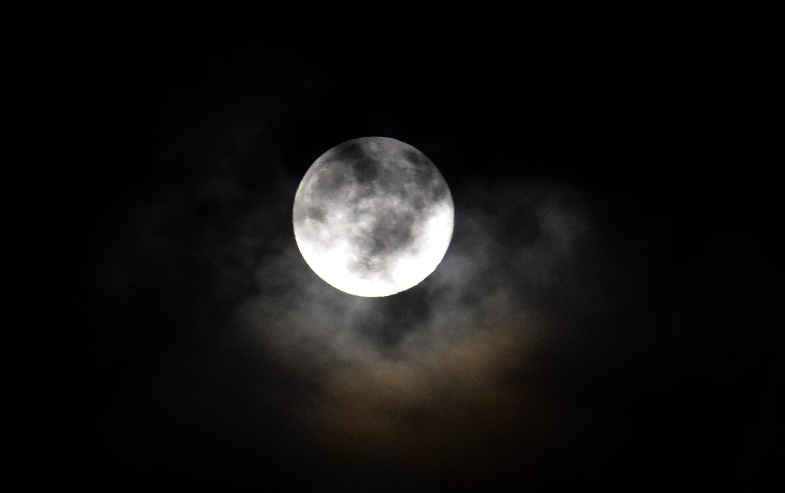 Απόψε η υπερπανσέληνος του Νοεμβρίου, η πιο φωτεινή του έτους - Γιατί λέγεται «Φεγγάρι του Κάστορα»