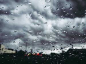 Καιρός: Βροχές, καταιγίδες και πτώση θερμοκρασίας την Πέμπτη – Πού θα είναι έντονα τα φαινόμενα