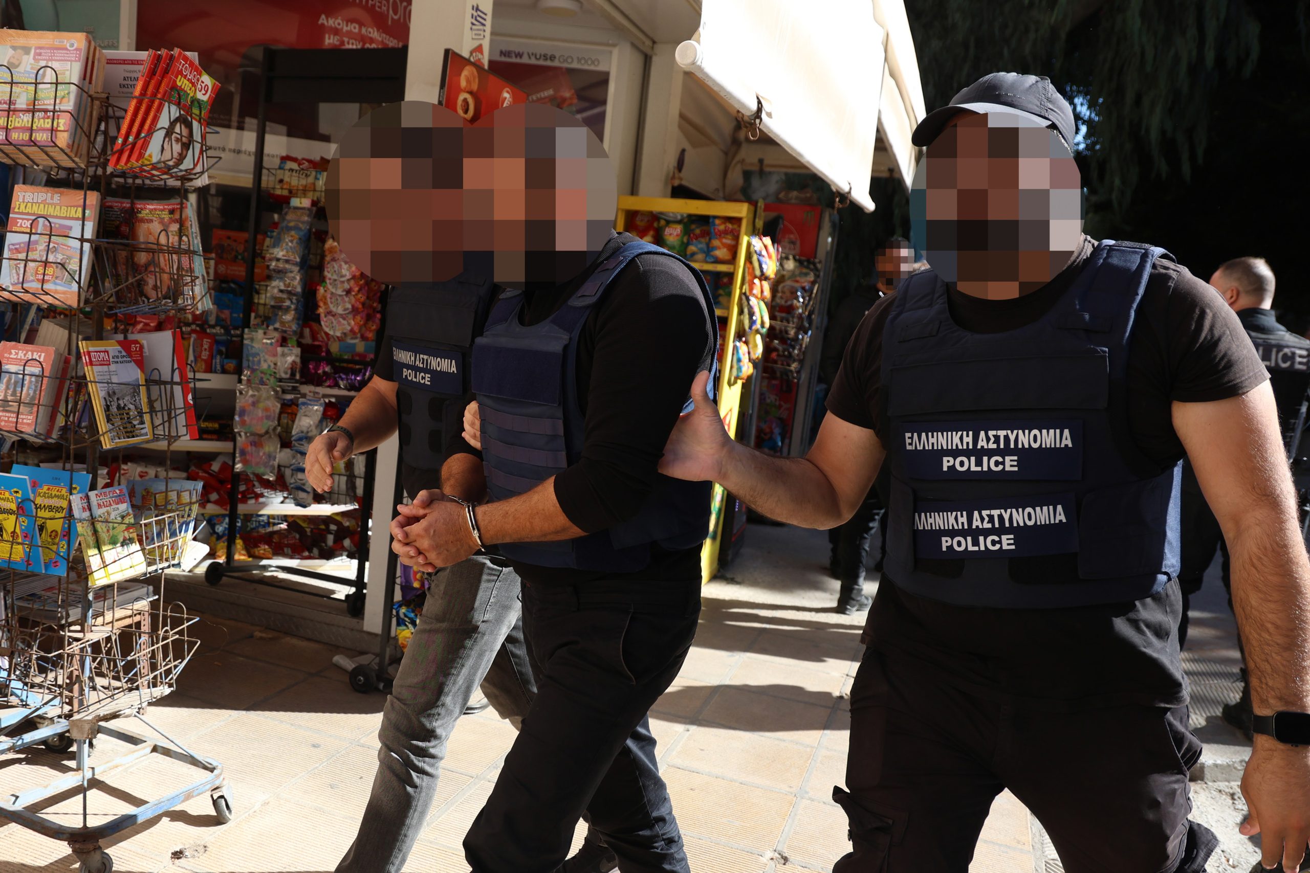 &Beta;&omicron;&rho;ί&zeta;&iota;&alpha;: &Delta;&iota;&alpha;&sigma;&kappa;&omicron;&rho;&pi;&iota;&sigma;&mu;έ&nu;&omicron;&iota; &sigma;&epsilon; &phi;&upsilon;&lambda;&alpha;&kappa;έ&sigmaf; ό&lambda;&eta;&sigmaf; &tau;&eta;&sigmaf; &chi;ώ&rho;&alpha;&sigmaf; &omicron;&iota; &epsilon;&pi;&tau;ά &sigma;&upsilon;&lambda;&lambda;&eta;&phi;&theta;έ&nu;&tau;&epsilon;&sigmaf; &ndash; &laquo;&Nu;&alpha; &pi;&alpha;&rho;&alpha;&delta;&omicron;&theta;&omicron;ύ&nu; &tau;&alpha; ό&pi;&lambda;&alpha; &kappa;&alpha;&iota; &alpha;&pi;ό &tau;&iota;&sigmaf; &delta;ύ&omicron; &pi;&lambda;&epsilon;&upsilon;&rho;έ&sigmaf;&raquo;