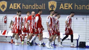 Οι παίκτες του Ολυμπιακού αποχώρησαν στα αποδυτήρια στο ντέρμπι με την ΑΕΚ