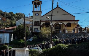 Θρήνος στην κηδεία του 4χρονου στην Αχαΐα: Στο τέλος άφησαν στον αέρα δεκάδες λευκά και μπλε μπαλόνια