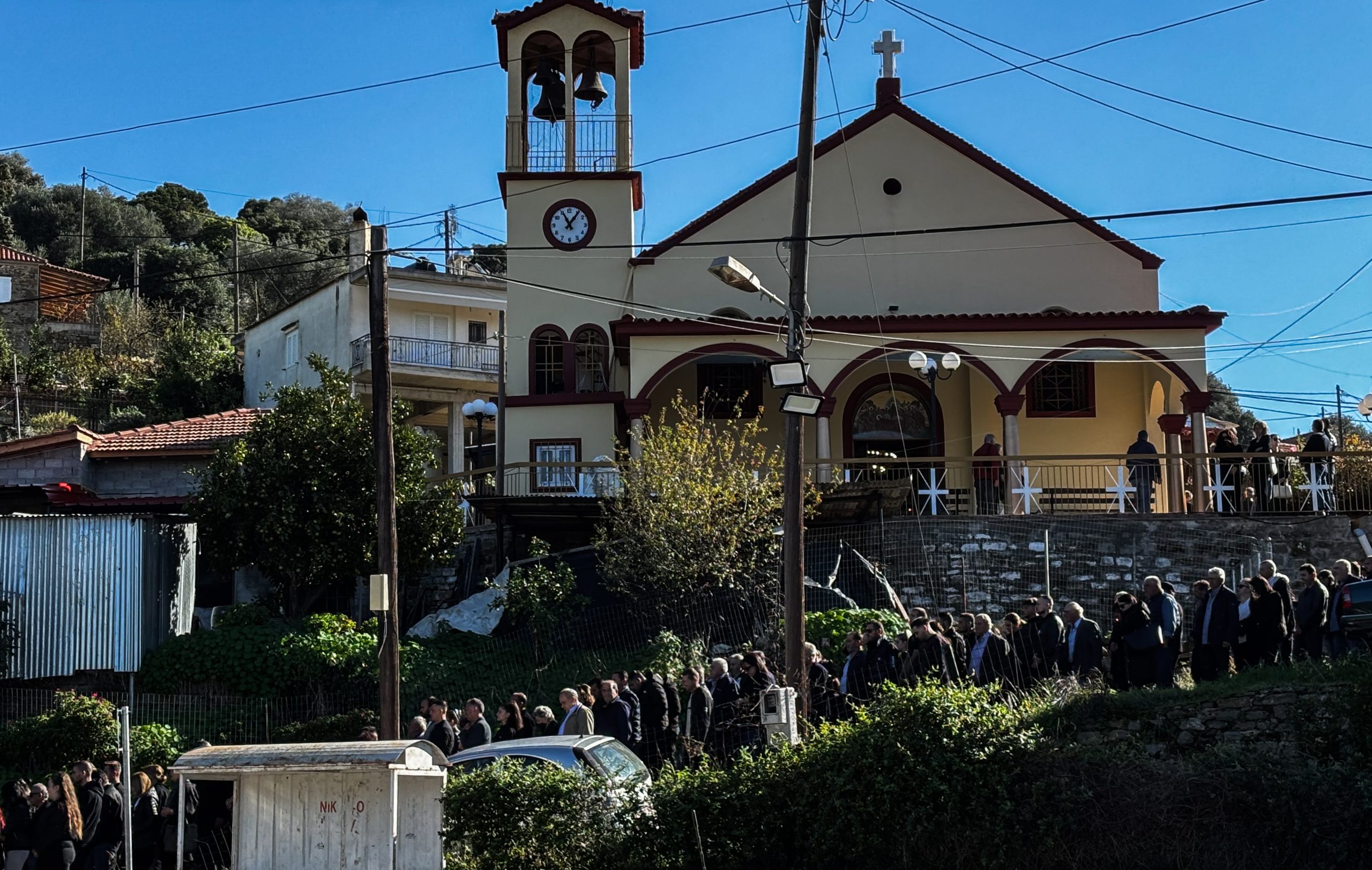 &Theta;&rho;ή&nu;&omicron;&sigmaf; &sigma;&tau;&eta;&nu; &kappa;&eta;&delta;&epsilon;ί&alpha; &tau;&omicron;&upsilon; 4&chi;&rho;&omicron;&nu;&omicron;&upsilon; &sigma;&tau;&eta;&nu; &Alpha;&chi;&alpha;ΐ&alpha;: &Sigma;&tau;&omicron; &tau;έ&lambda;&omicron;&sigmaf; ά&phi;&eta;&sigma;&alpha;&nu; &sigma;&tau;&omicron;&nu; &alpha;έ&rho;&alpha; &delta;&epsilon;&kappa;ά&delta;&epsilon;&sigmaf; &lambda;&epsilon;&upsilon;&kappa;ά &kappa;&alpha;&iota; &mu;&pi;&lambda;&epsilon; &mu;&pi;&alpha;&lambda;ό&nu;&iota;&alpha;