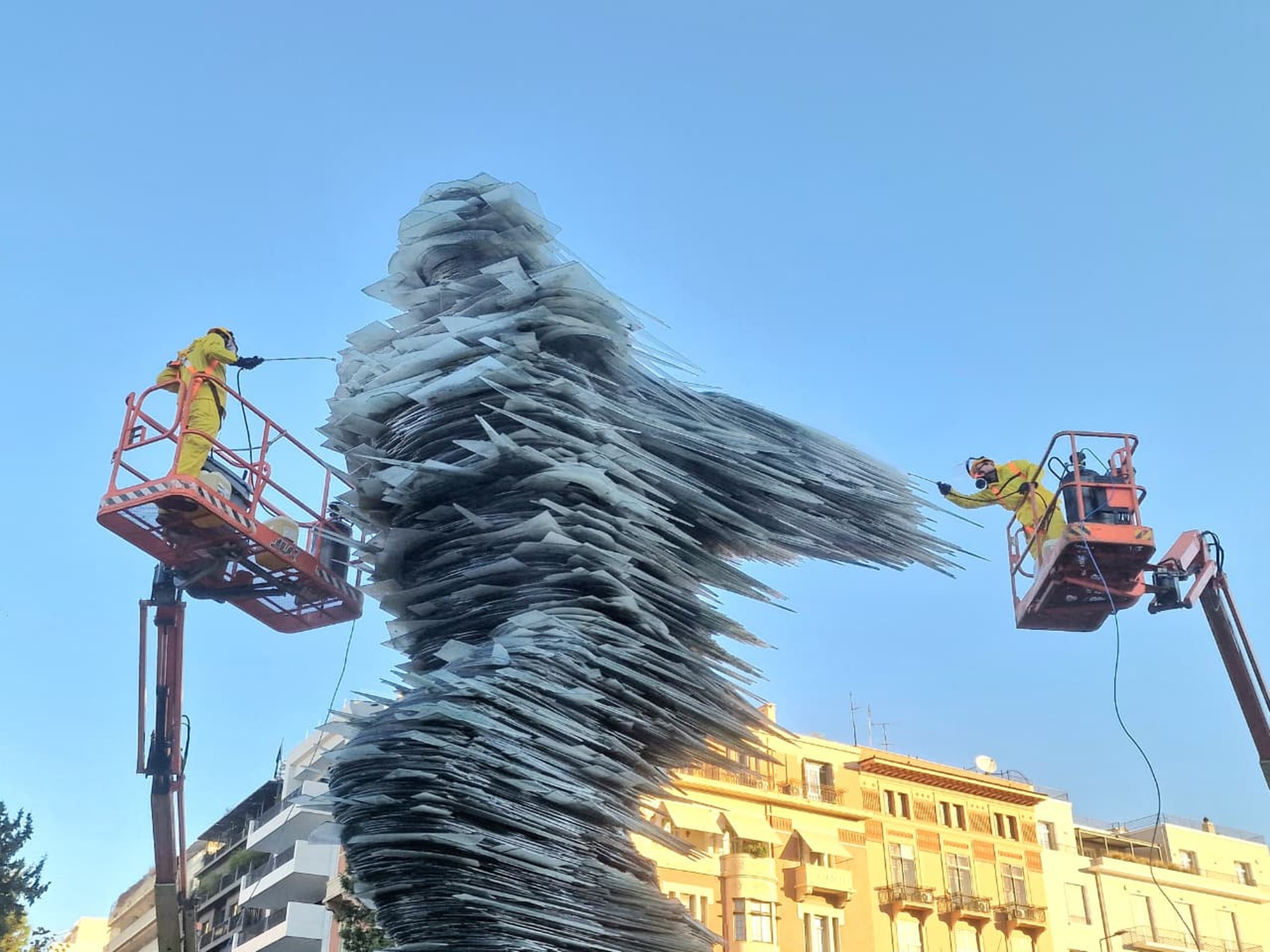 &Lambda;&alpha;&mu;&pi;&epsilon;&rho;ό&sigmaf; &omicron; &laquo;&Delta;&rho;&omicron;&mu;έ&alpha;&sigmaf;&raquo;: &Omicron; &Delta;ή&mu;&omicron;&sigmaf; &Alpha;&theta;&eta;&nu;&alpha;ί&omega;&nu; &kappa;&alpha;&theta;ά&rho;&iota;&sigma;&epsilon; &tau;&omicron;&upsilon; &epsilon;&mu;&beta;&lambda;&eta;&mu;&alpha;&tau;&iota;&kappa;ό &gamma;&lambda;&upsilon;&pi;&tau;ό (video)