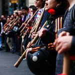 Πολυτεχνείο: Στην κορυφή της πορείας η αιματοβαμμένη σημαία — Πλήθος κόσμου στους δρόμους