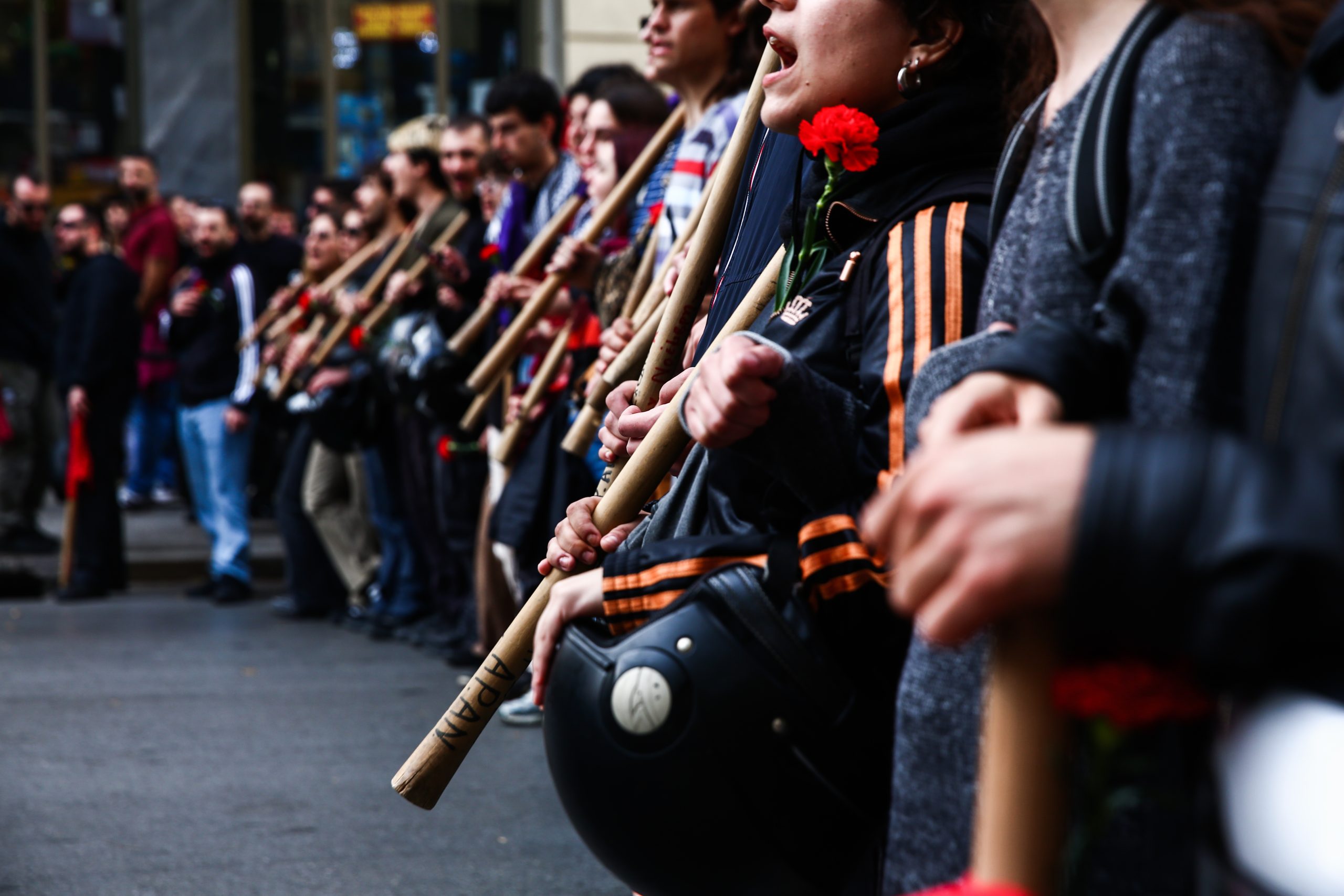 &Pi;&omicron;&lambda;&upsilon;&tau;&epsilon;&chi;&nu;&epsilon;ί&omicron;: &Sigma;&tau;&eta;&nu; &kappa;&omicron;&rho;&upsilon;&phi;ή &tau;&eta;&sigmaf; &pi;&omicron;&rho;&epsilon;ί&alpha;&sigmaf; &eta; &alpha;&iota;&mu;&alpha;&tau;&omicron;&beta;&alpha;&mu;&mu;έ&nu;&eta; &sigma;&eta;&mu;&alpha;ί&alpha; &mdash; &Pi;&lambda;ή&theta;&omicron;&sigmaf; &kappa;ό&sigma;&mu;&omicron;&upsilon; &sigma;&tau;&omicron;&upsilon;&sigmaf; &delta;&rho;ό&mu;&omicron;&upsilon;&sigmaf;